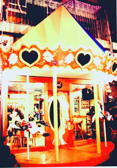 宥恩工作室 - 1998.3.8全台第一間以樂園為主題的複合式餐廳正式開幕。
店名：喫茶樂園-旋轉木馬店
https://www.facebook.com/media/set/?set=a.2087425283548.79255.1782670284&type=1&l=a8c02f40b4