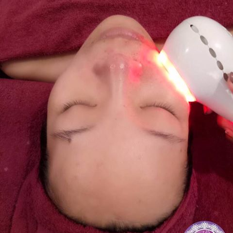 Betty's 貝蒂-美容美睫美體美甲彩妝 - 水嫩保濕護理
溫和潔淨老廢角質，重生彈潤透亮肌內含獨特彈力素胜肽成分，迅速補水撫紋，打造歲月無痕肌，強鎖精華養份，完美修護敏弱乾燥肌。