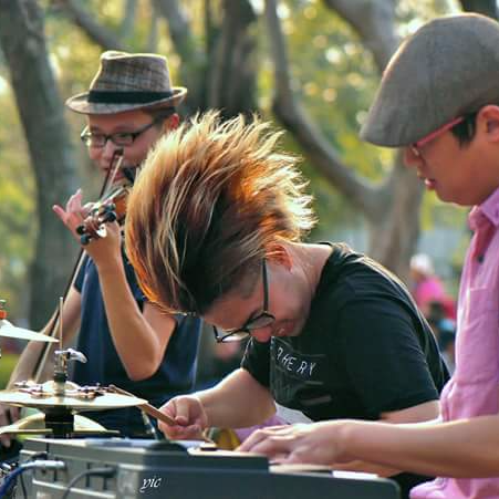 何強 - [演出及教學服務講解]
紅河馬樂團於大安森林公園的演出，演出深受歡迎。除了演出邀約也有教學服務
教學著重基本姿勢、舞台演出運用、即興即音樂的理解、節奏風格變化及節奏相關樂里教學、識譜等教學，擅長各式流行曲風及各式搖滾、金屬等曲風類型。