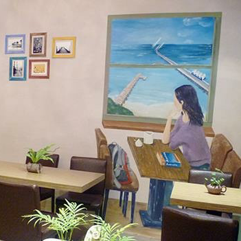 Brenda - 手繪仿真壁畫
咖啡店的一面牆因這個壁畫而營造了空間的延伸感，也多了一個寧靜的氛圍。
