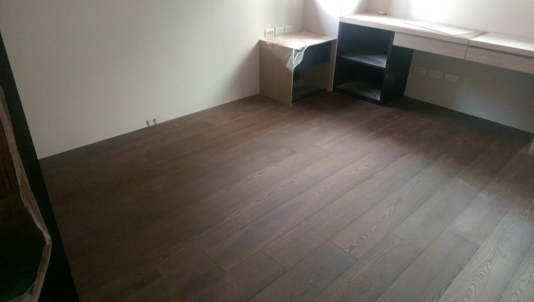 太陞地板工程有限公司 - 海島型地板-浮雕幻彩水曲柳 煙燻色