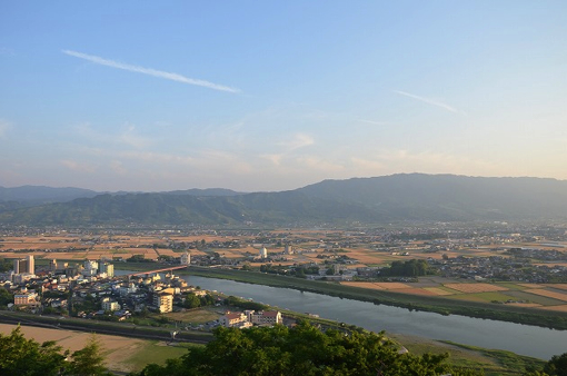 【締切:8月16日】山の中の果樹園でいい汗をかいて、温泉で疲れを癒す贅沢な日々を体験しませんか?