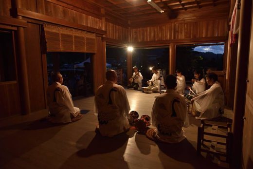 歴史ある神社で、一夜限りのビアガーデン!