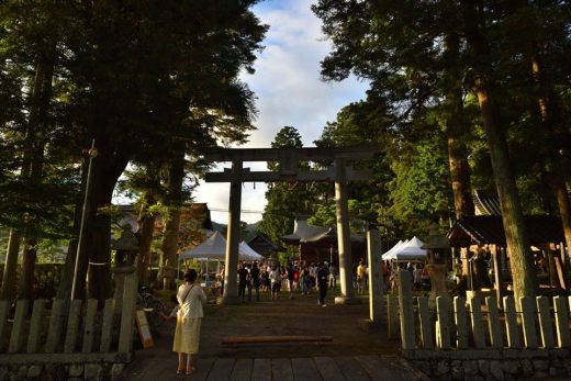 歴史ある神社で、一夜限りのビアガーデン!