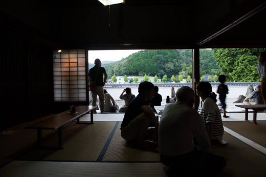 歴史ある神社で、一夜限りのビアガーデン!