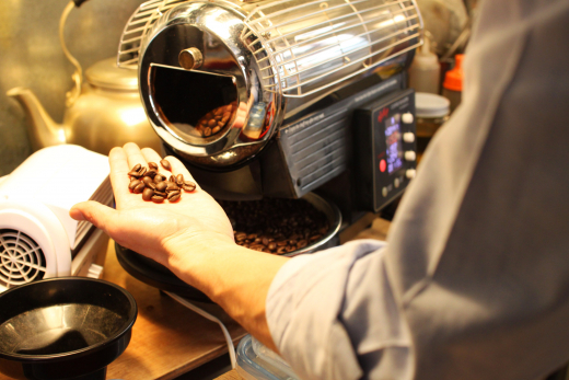 再生産のための劇場型珈琲店「Chomsky Coffee & Library」