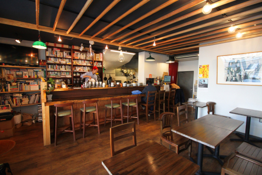 再生産のための劇場型珈琲店「Chomsky Coffee & Library」