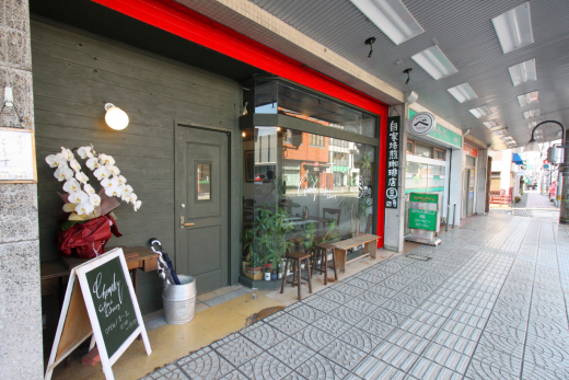 再生産のための劇場型珈琲店「Chomsky Coffee & Library」