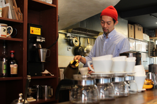 再生産のための劇場型珈琲店「Chomsky Coffee & Library」