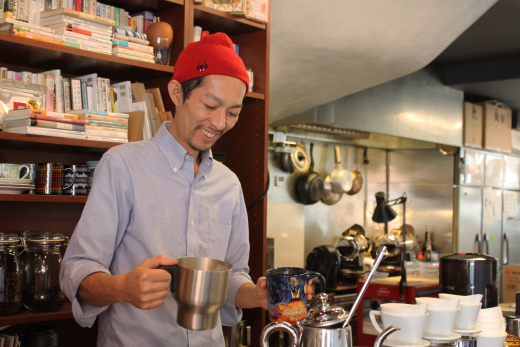 再生産のための劇場型珈琲店「Chomsky Coffee & Library」