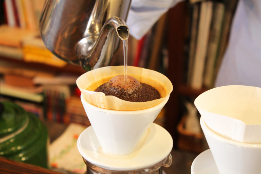 再生産のための劇場型珈琲店「Chomsky Coffee & Library」