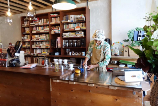再生産のための劇場型珈琲店「Chomsky Coffee & Library」