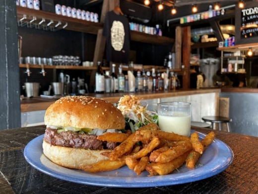 sale:ハンバーガーショップ real local 湘南鎌倉市御成通りにシンプルでこだわりの詰まった