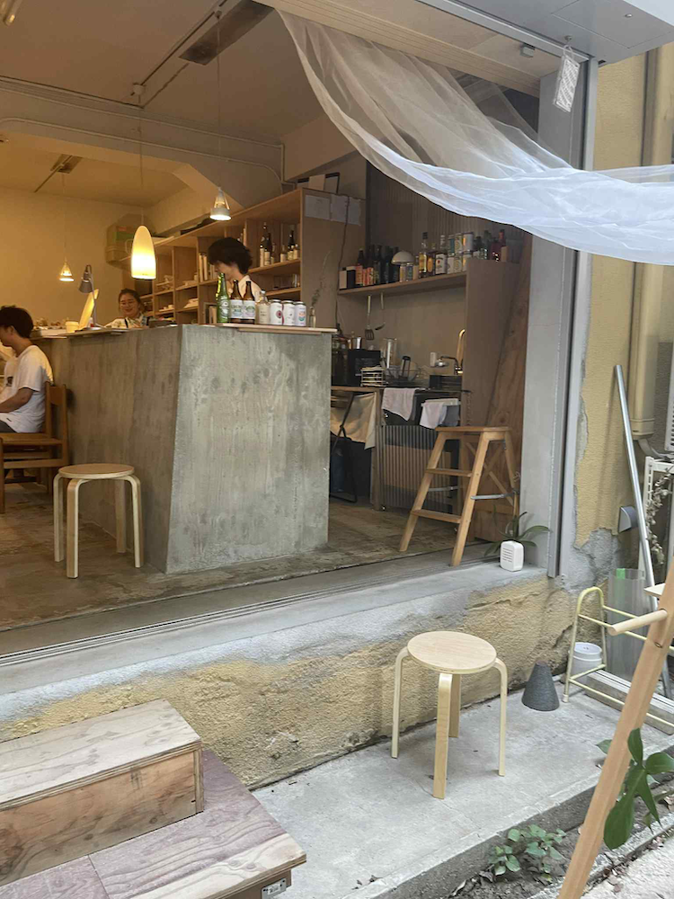 雑居ビルから川辺まで。わたしが選ぶ“まちを感じる”会場たち