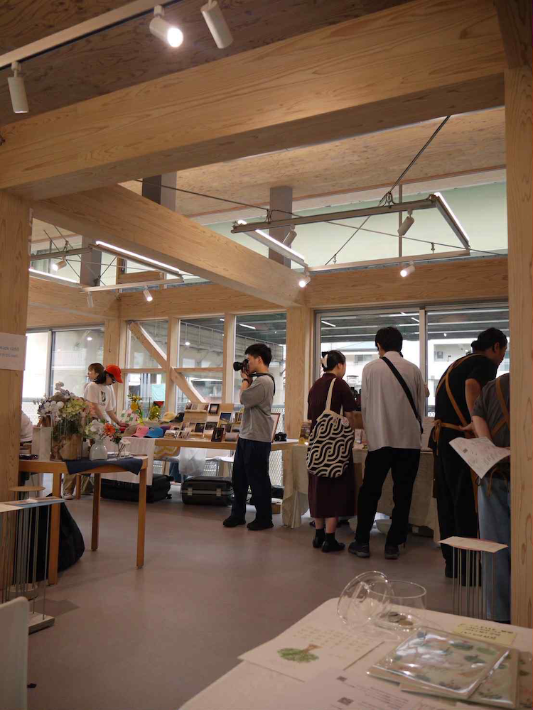雑居ビルから川辺まで。わたしが選ぶ“まちを感じる”会場たち