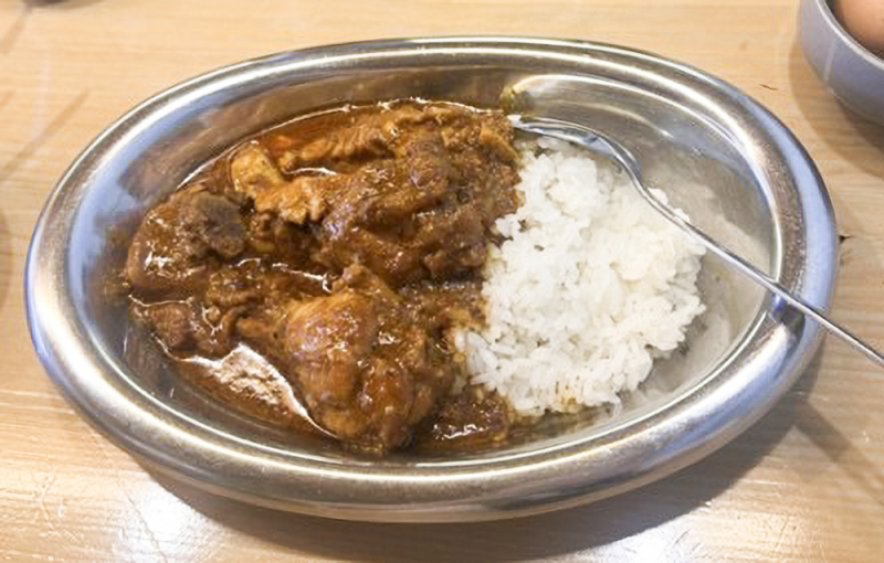 【北九州】わたしの絶品カレー⑥当たり前の食材を極上の一皿に仕上げる「骨付きチキンカレー」の真髄