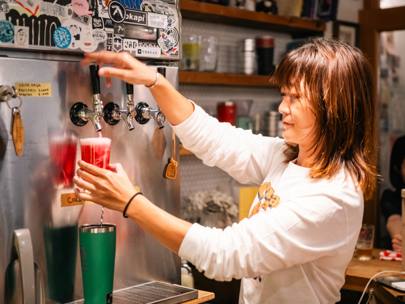 量り売りでビールを楽しむ時間を 鎌倉「VANAVASA BEER + GALLERY」