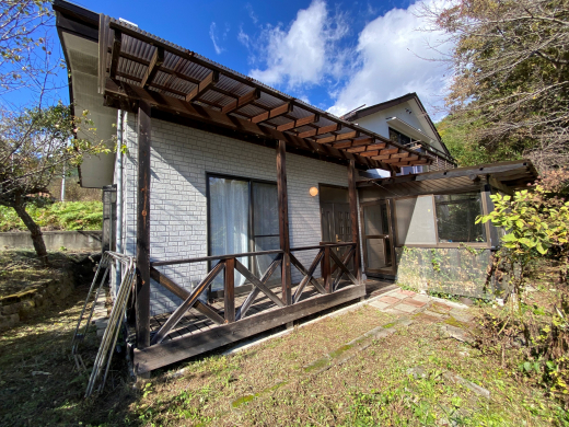 【SALE】「高原桜と朴に守られたウッドデッキ付住宅」3SLDK(建物91.83㎡/土地1,007㎡)/山梨市牧丘町・井戸川エリア 980万円