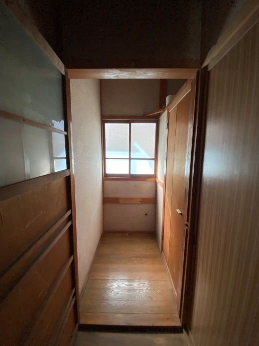 【SALE】「土蔵と途轍もなく広い土間のある三階建て古民家」4DK＋蔵＋物置+畑＋α（建物256.37㎡※母屋部分のみ/土地599.61㎡）/山梨市牧丘町・牧平エリア 870万円