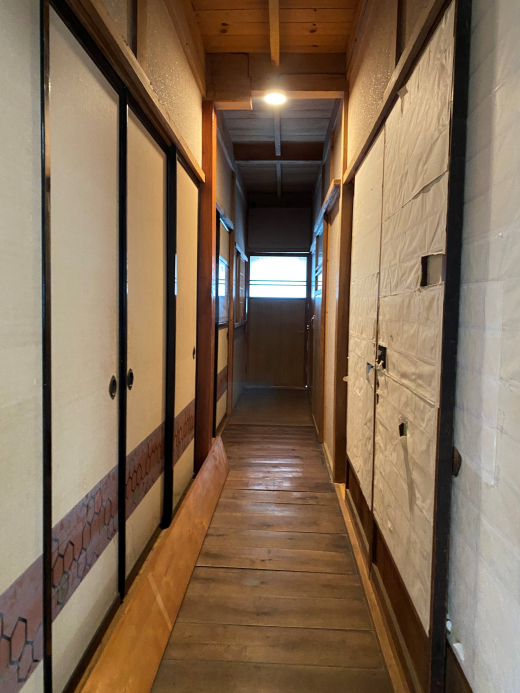 【SALE】「土蔵と途轍もなく広い土間のある三階建て古民家」4DK＋蔵＋物置+畑＋α（建物256.37㎡※母屋部分のみ/土地599.61㎡）/山梨市牧丘町・牧平エリア 870万円