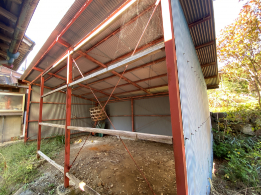 【SALE】「土蔵と途轍もなく広い土間のある三階建て古民家」4DK＋蔵＋物置+畑＋α（建物256.37㎡※母屋部分のみ/土地599.61㎡）/山梨市牧丘町・牧平エリア 870万円