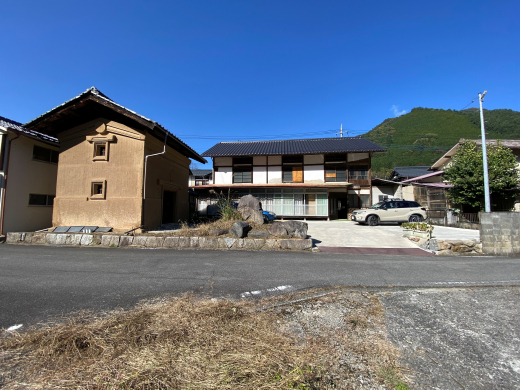 【SALE】「土蔵と途轍もなく広い土間のある三階建て古民家」4DK＋蔵＋物置+畑＋α（建物256.37㎡※母屋部分のみ/土地599.61㎡）/山梨市牧丘町・牧平エリア 870万円
