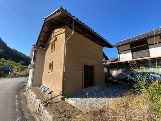 【SALE】「土蔵と途轍もなく広い土間のある三階建て古民家」4DK＋蔵＋物置+畑＋α（建物256.37㎡※母屋部分のみ/土地599.61㎡）/山梨市牧丘町・牧平エリア 870万円