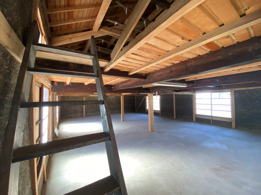 【SALE】「土蔵と途轍もなく広い土間のある三階建て古民家」4DK＋蔵＋物置+畑＋α（建物256.37㎡※母屋部分のみ/土地599.61㎡）/山梨市牧丘町・牧平エリア 870万円