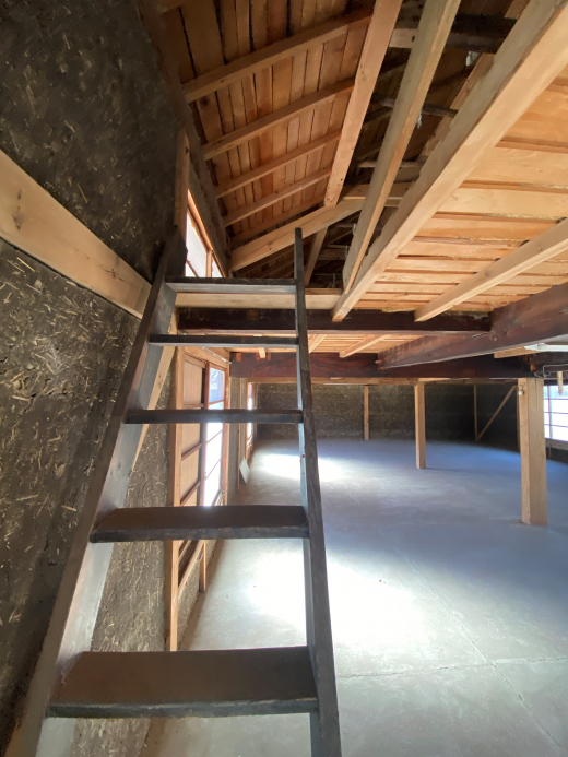 【SALE】「土蔵と途轍もなく広い土間のある三階建て古民家」4DK＋蔵＋物置+畑＋α（建物256.37㎡※母屋部分のみ/土地599.61㎡）/山梨市牧丘町・牧平エリア 870万円