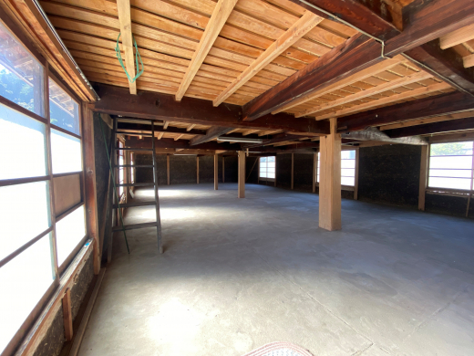 【SALE】「土蔵と途轍もなく広い土間のある三階建て古民家」4DK＋蔵＋物置+畑＋α（建物256.37㎡※母屋部分のみ/土地599.61㎡）/山梨市牧丘町・牧平エリア 870万円