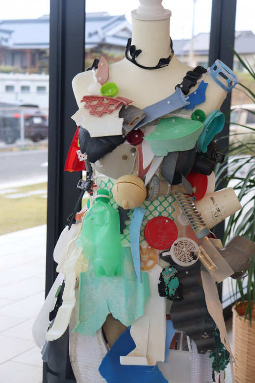 【鹿児島県日置市】海洋漂着ゴミを使った衣装を身に纏う「なないろファッションショー」 / 地域交流・活性拠点ひよし吉日