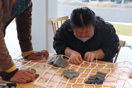 【鹿児島県日置市】海洋漂着ゴミを使った衣装を身に纏う「なないろファッションショー」 / 地域交流・活性拠点ひよし吉日