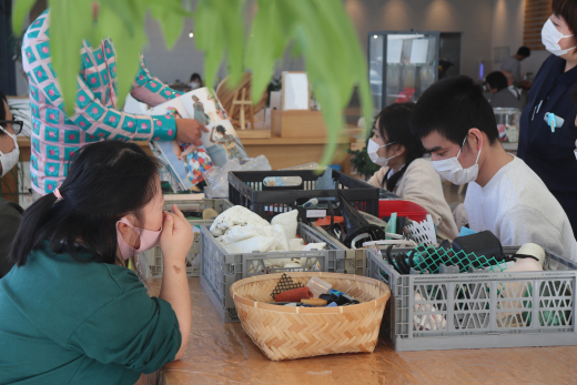 【鹿児島県日置市】海洋漂着ゴミを使った衣装を身に纏う「なないろファッションショー」 / 地域交流・活性拠点ひよし吉日