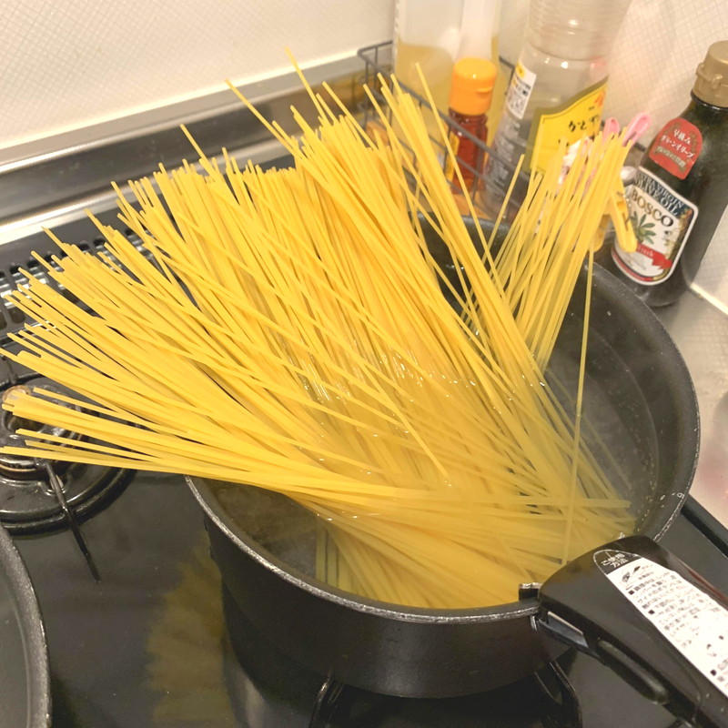 パスタを茹で始める