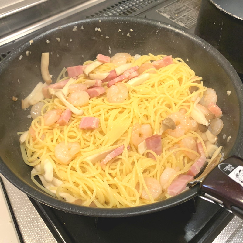 パスタをフライパンに入れる