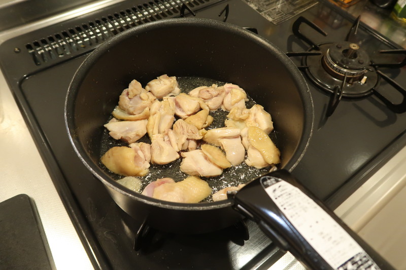 鶏もも肉を炒める