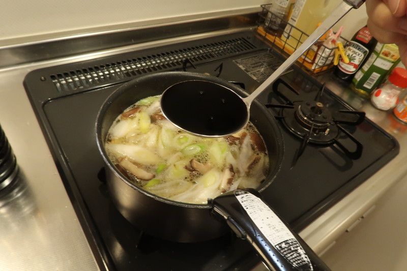 醤油をお玉2杯分入れる