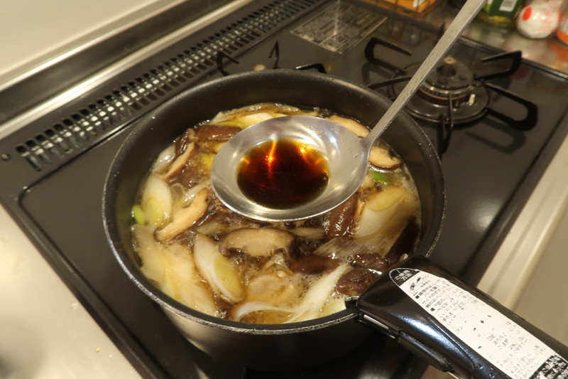 麺つゆを少々入れる