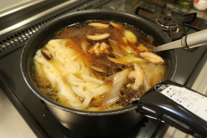 冷凍うどんを鍋に投入