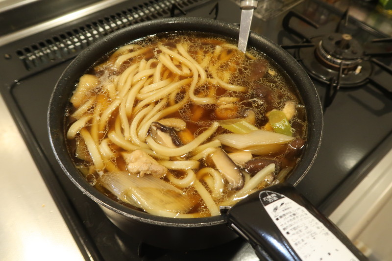 うどん汁が温まるまで煮込む