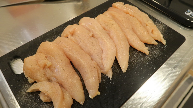 鶏ささみ肉に塩コショウをふる