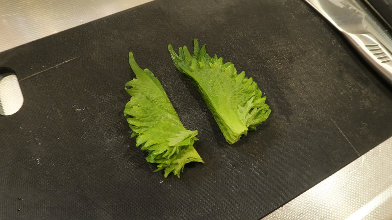 大葉を縦半分に切る