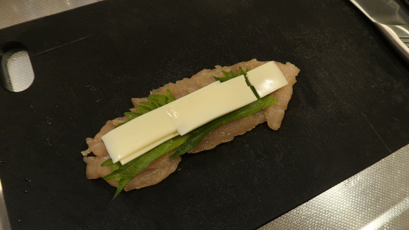 鶏ささみ肉の上に大葉とチーズを乗せる