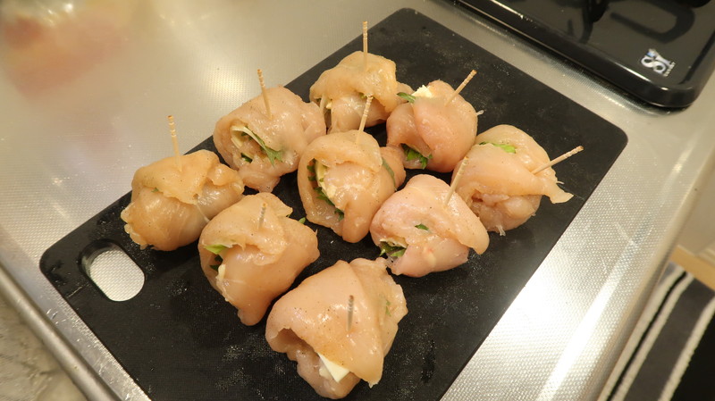 具材を乗せたささみ肉をロール状に巻く