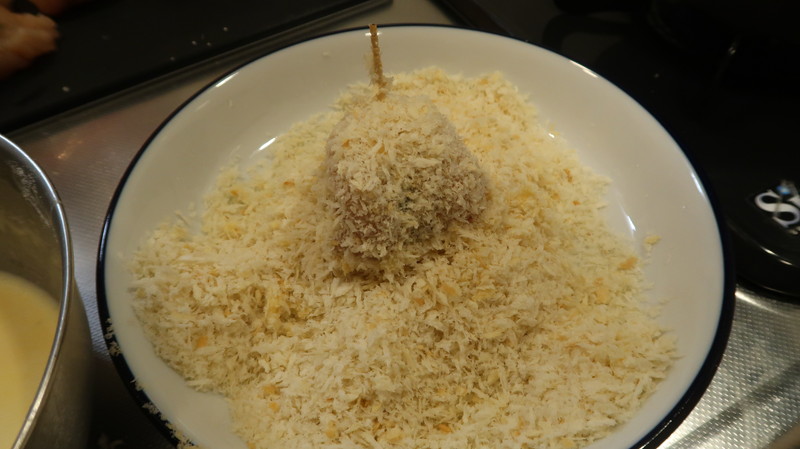 バッター液とパン粉をまぶしたささみ肉