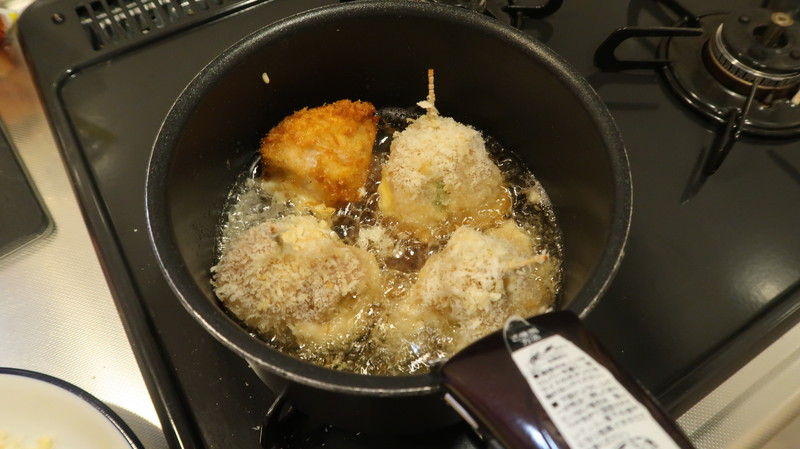 鶏ささみフライを揚げる