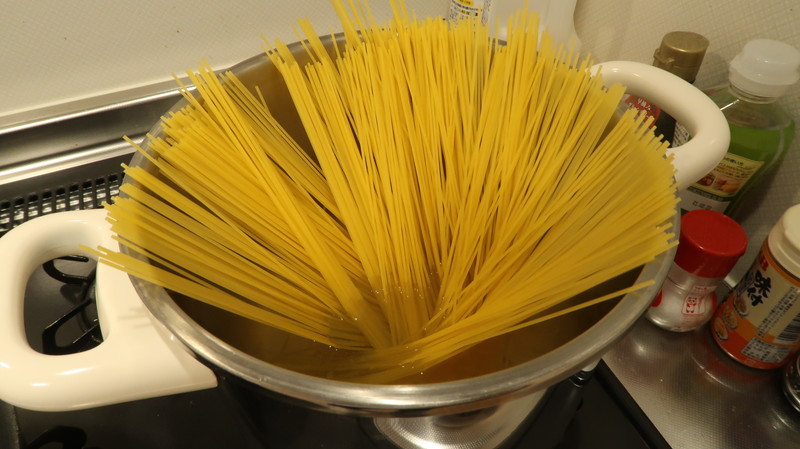パスタを茹でる