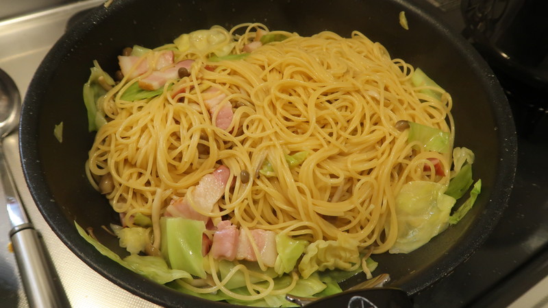 味付けソースとパスタのゆで汁をフライパンに入れてまぜる
