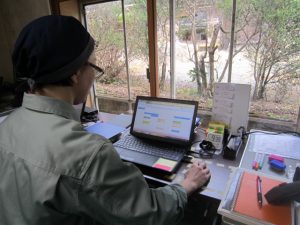 スケジュールを確認している様子