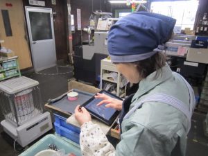 タブレットでListaの内容を確認している様子。
